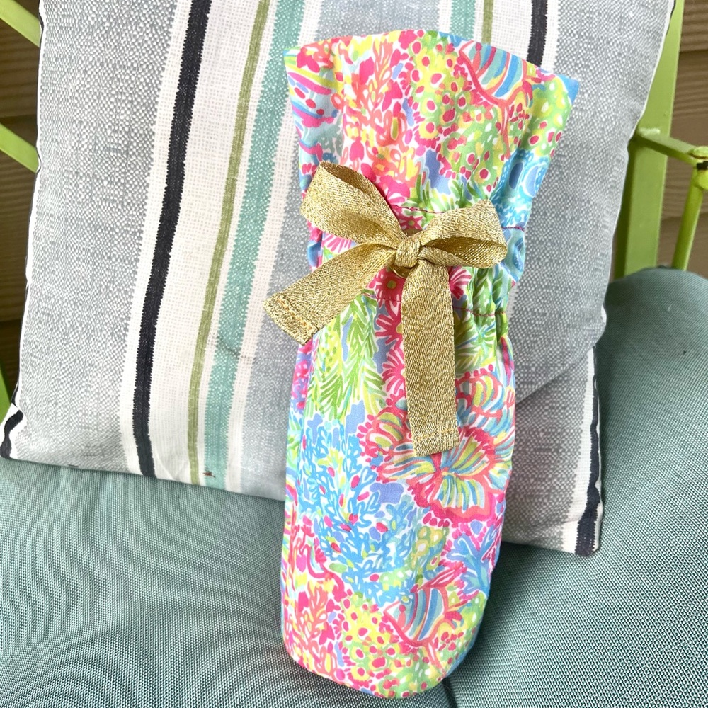 NWOT Lilly Pulitzer Wine holder bag with sparkly gold ribbon! 🎀